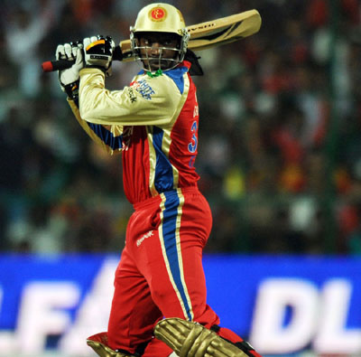 Gayle breaks girl nose, Gayle injured girl nose, Gayle Six Pune Warriors, IPl 5 Pune Warriors Chris Gayle